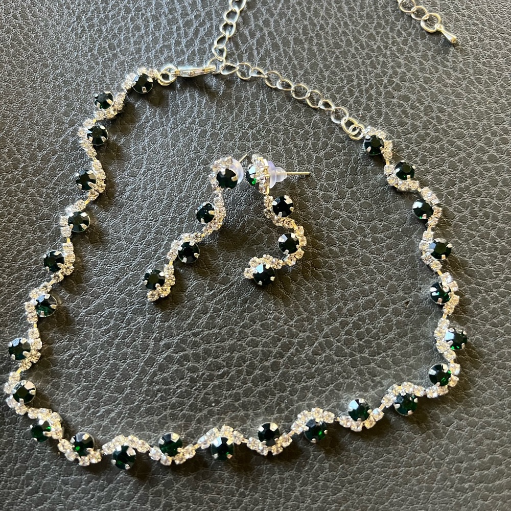 Elegant Emerald Green  and Silver Jewelry Set